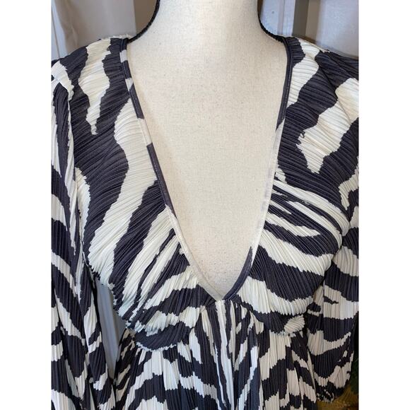 H&M Grey Dark V-Neck Zebra Animal Print A-Line Sleeves Elastic Wristband EUC - Picture 6 of 12
